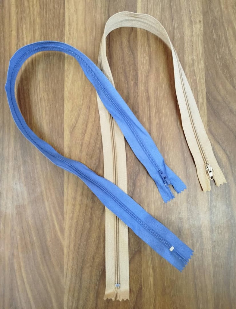 ZIPPER PLASTICO #3, 100% POLIESTER, 22"DE LARGO, COLOR AZUL JEAN. (BOLSAS DE 100 UNIDADES)
