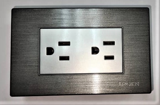 TOMACORRIENTE DOBLE, MARCA TROEN