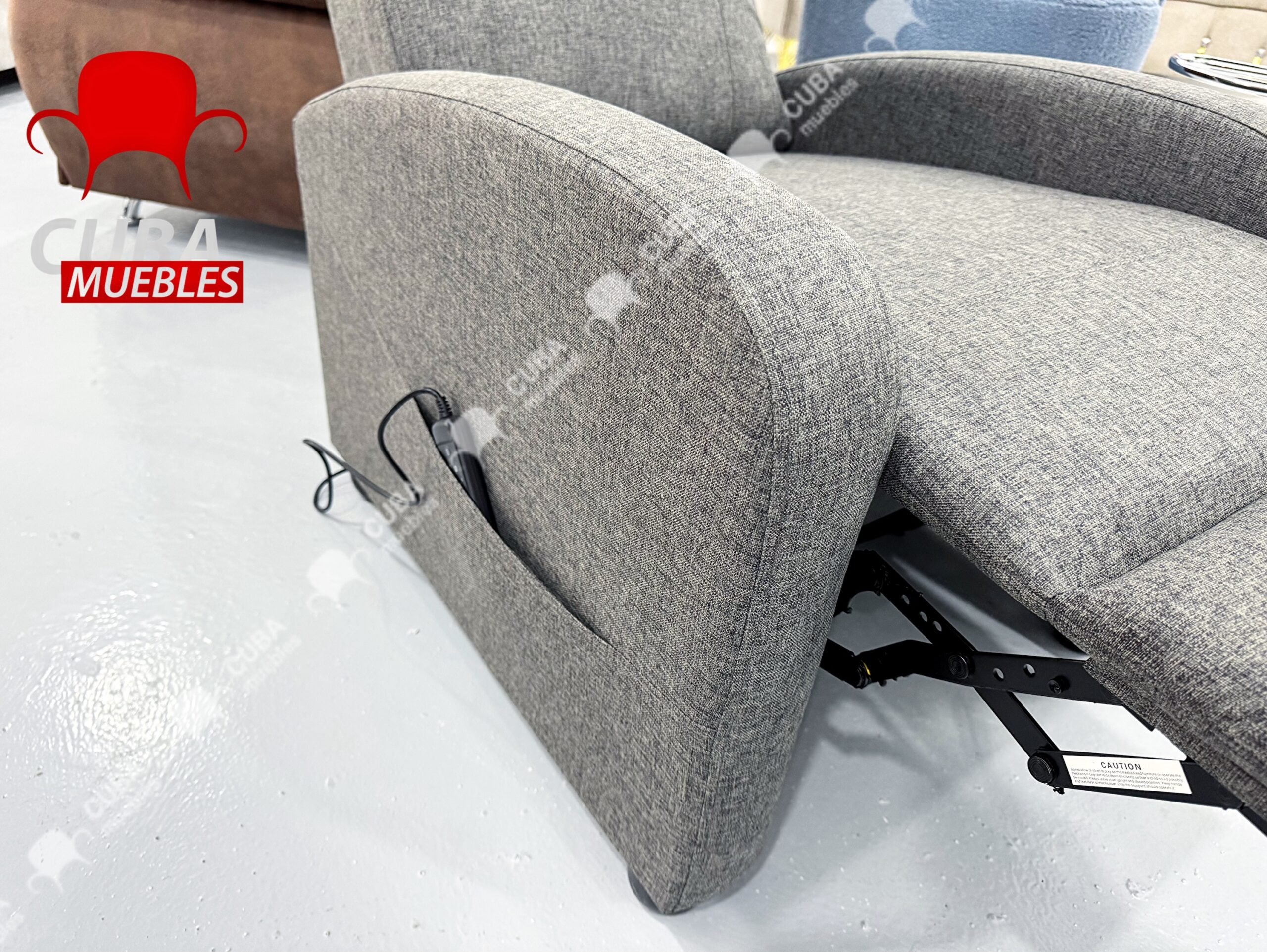 Silla reclinable para sala de estar con respaldo ajustable y reposapiés.