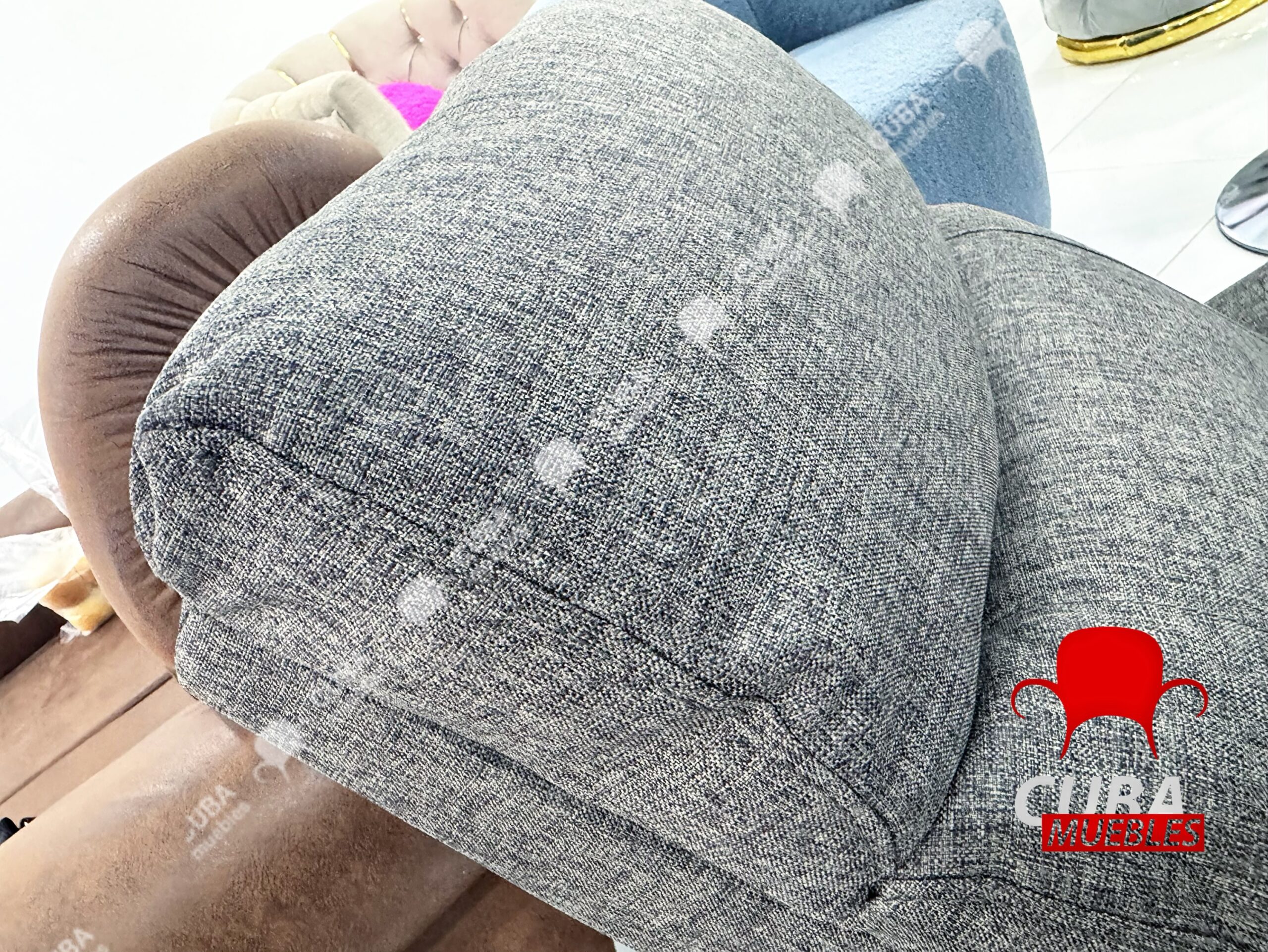 Silla reclinable para sala de estar con respaldo ajustable y reposapiés.