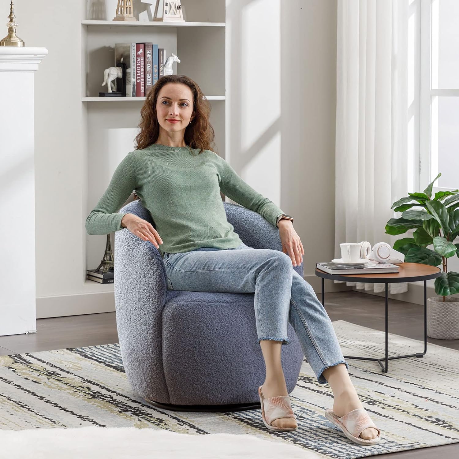 Butaca Roxy, giratoria tapizada con brazo redondo moderno, giratorio de 360 grados.