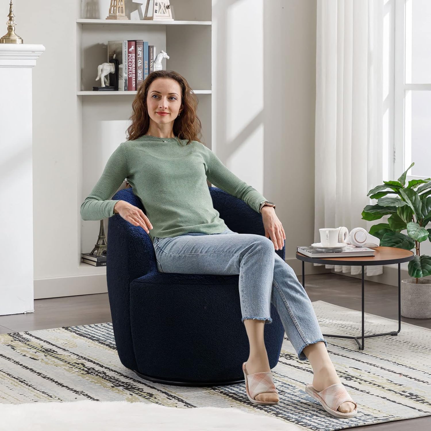 Butaca Roxy, giratoria tapizada con brazo redondo moderno, giratorio de 360 grados.