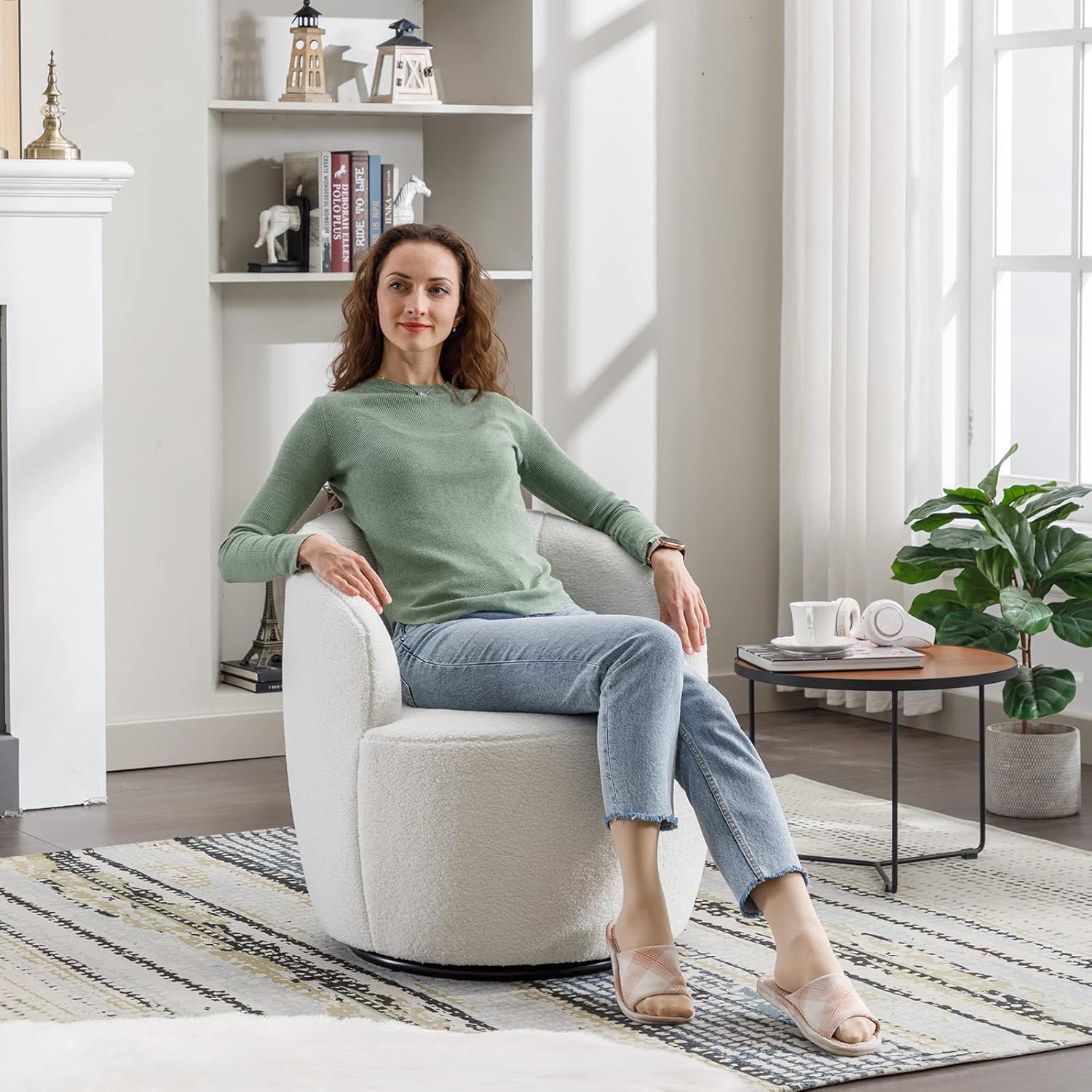 Butaca Roxy, giratoria tapizada con brazo redondo moderno, giratorio de 360 grados.