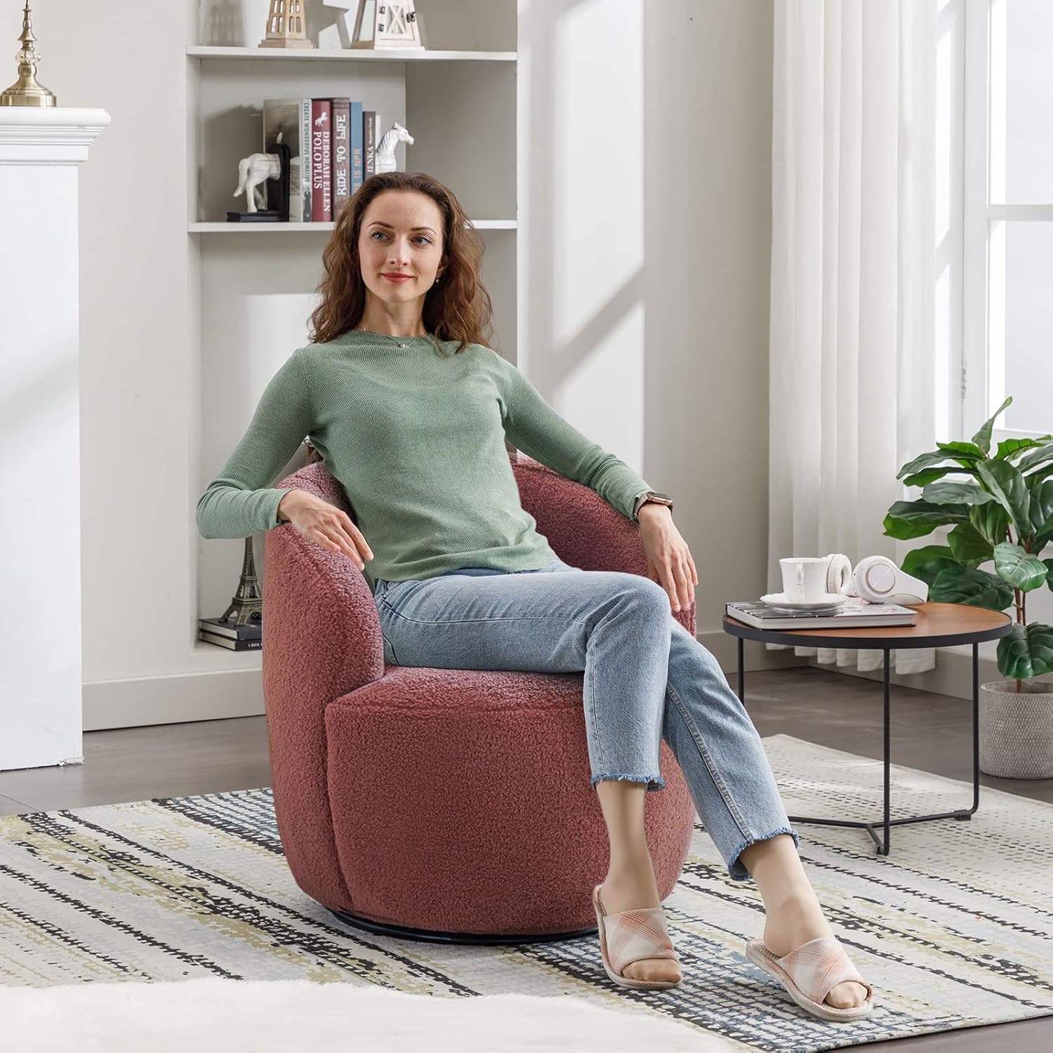 Butaca Roxy, giratoria tapizada con brazo redondo moderno, giratorio de 360 grados.