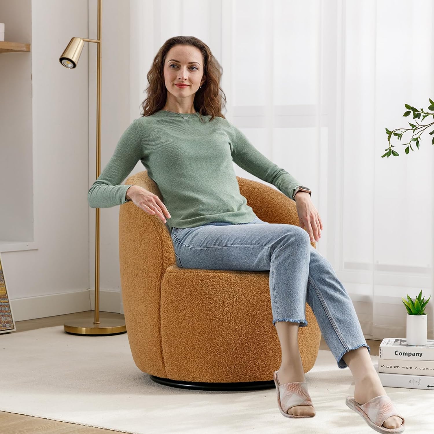 Butaca Roxy, giratoria tapizada con brazo redondo moderno, giratorio de 360 grados.