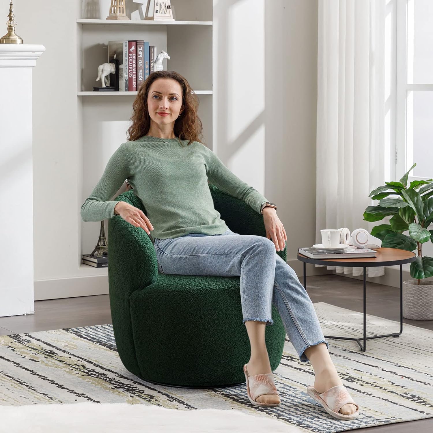 Butaca Roxy, giratoria tapizada con brazo redondo moderno, giratorio de 360 grados.