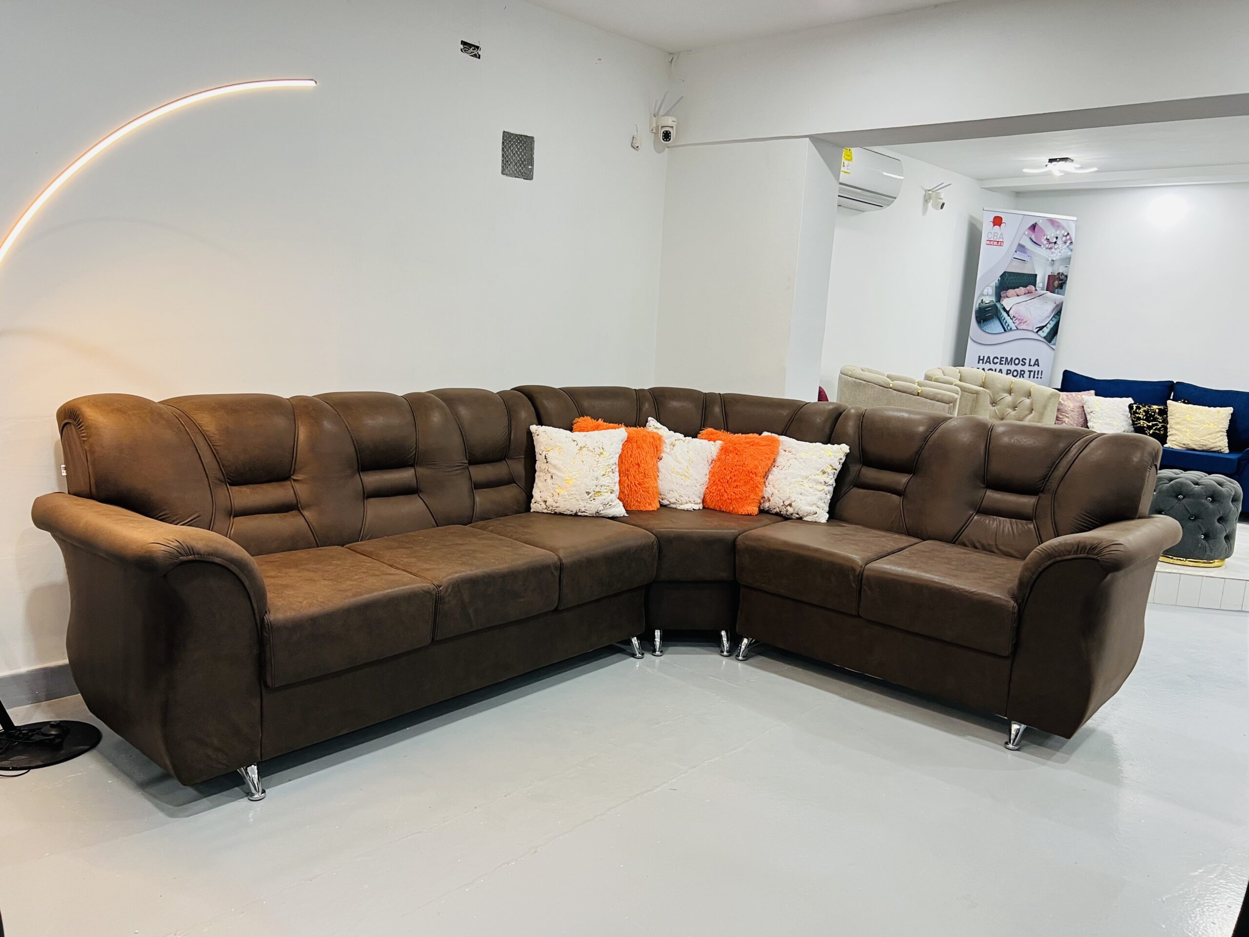 Brasileño Moderno Esquinero en polipiel carmelita