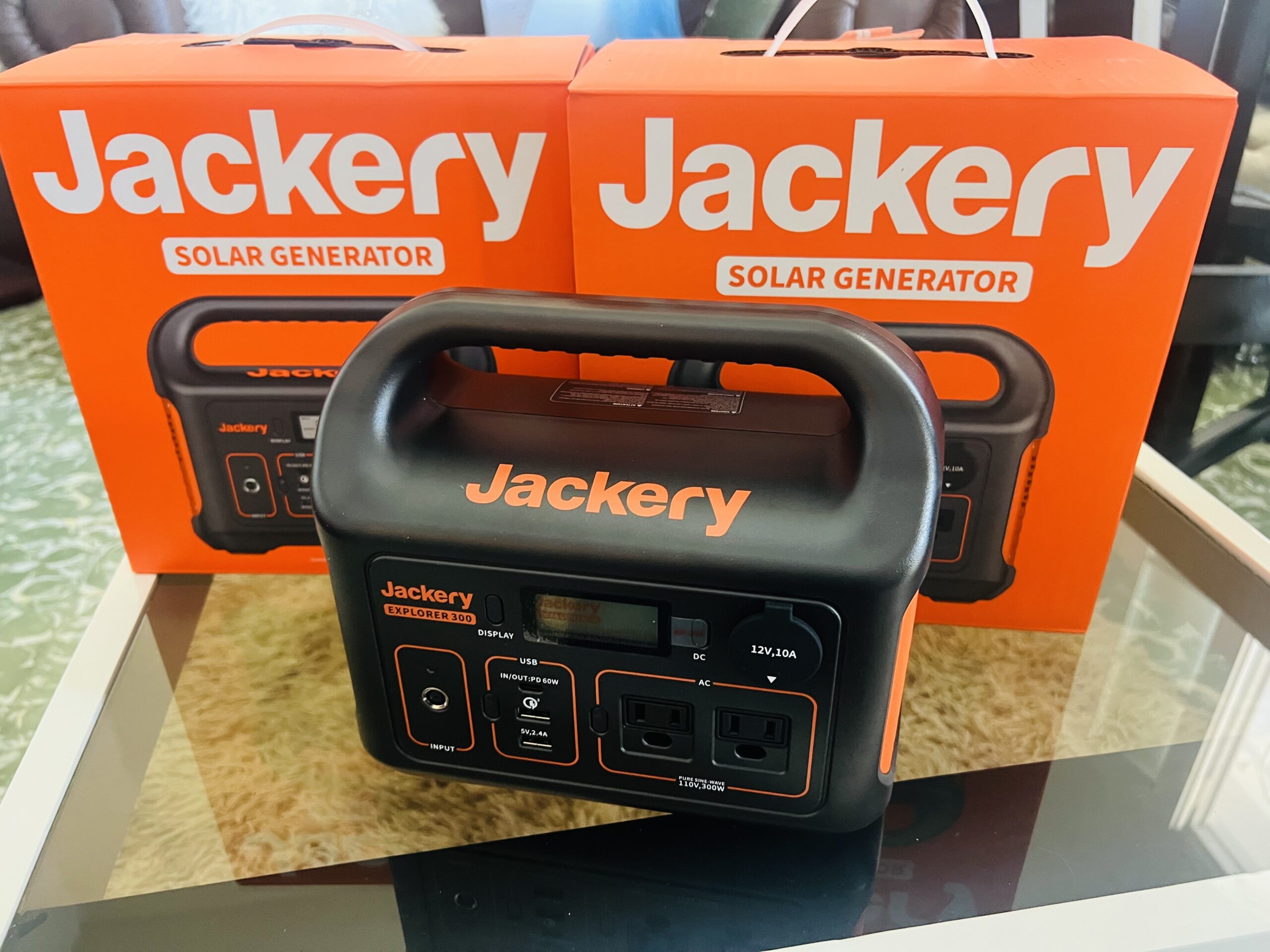 Jackery Estación de energía portátil Explorer 300, batería de litio de respaldo de 293 Wh, generador solar para exteriores, camping, viajes, caza, apagón.