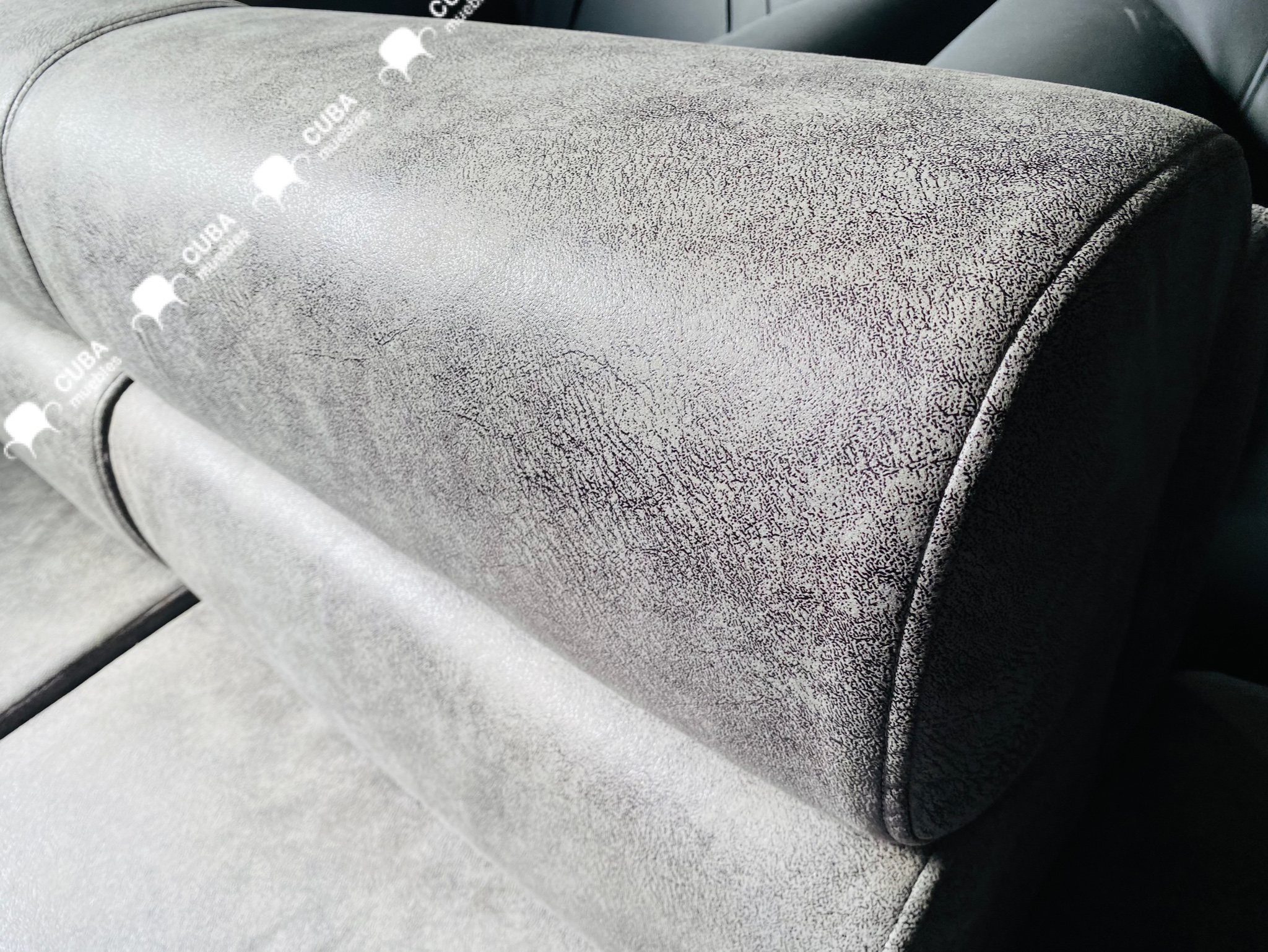 Sofá Andrea en polipiel gris aspeada