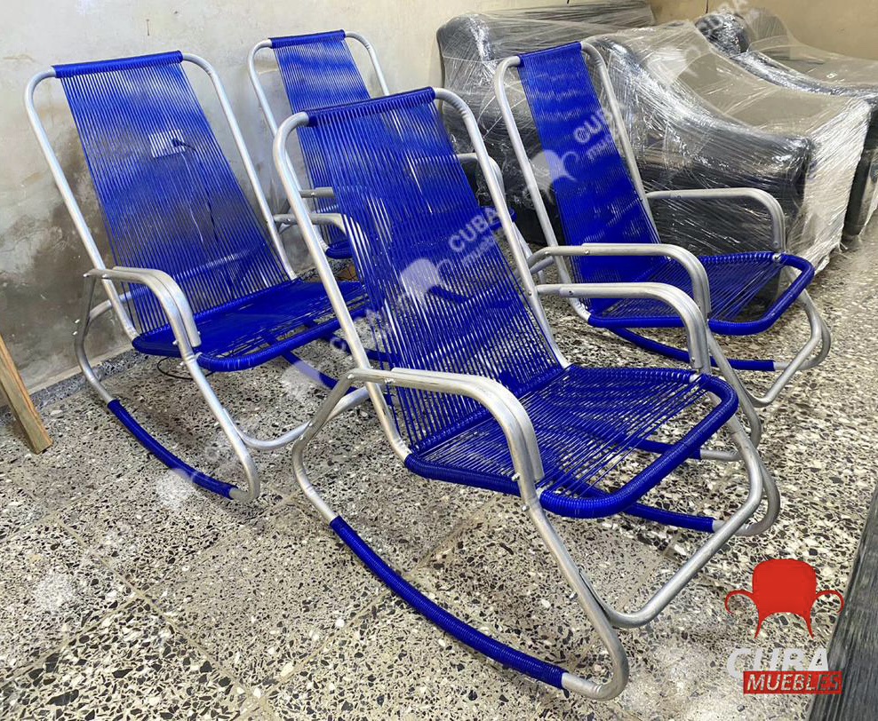 Pareja de sillones de suiza en distintos colores, rojos, verdes, azules