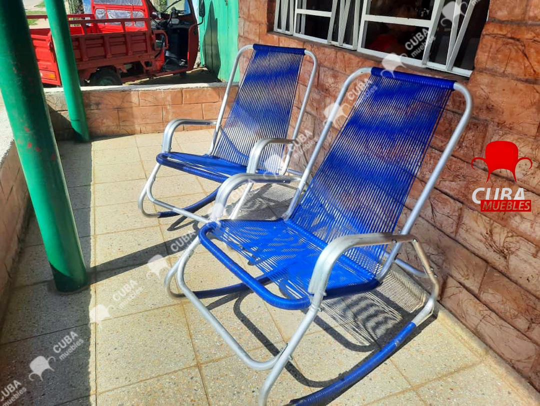 Pareja de sillones de suiza en distintos colores, rojos, verdes, azules