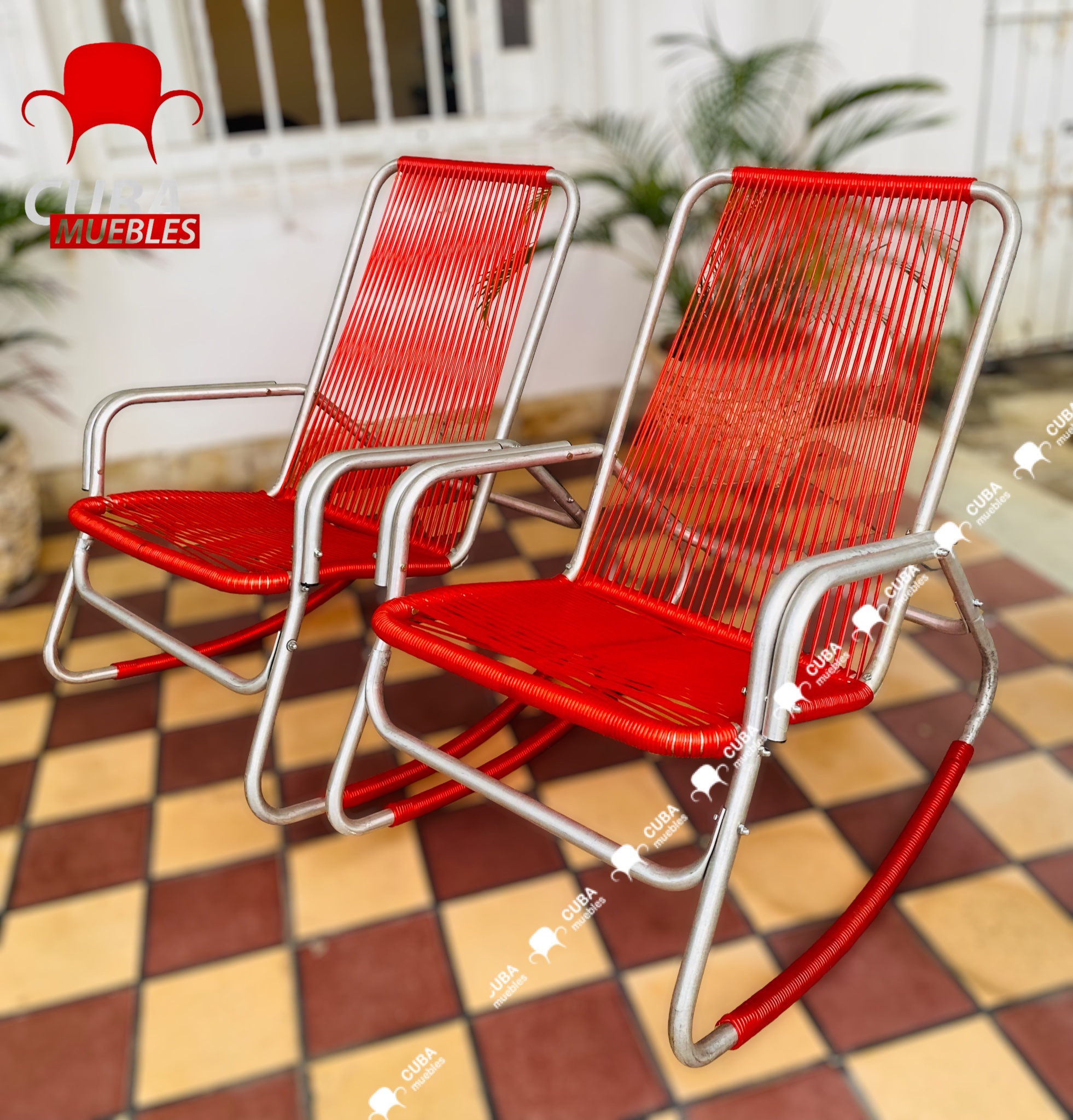 Pareja de sillones de suiza en distintos colores, rojos, verdes, azules