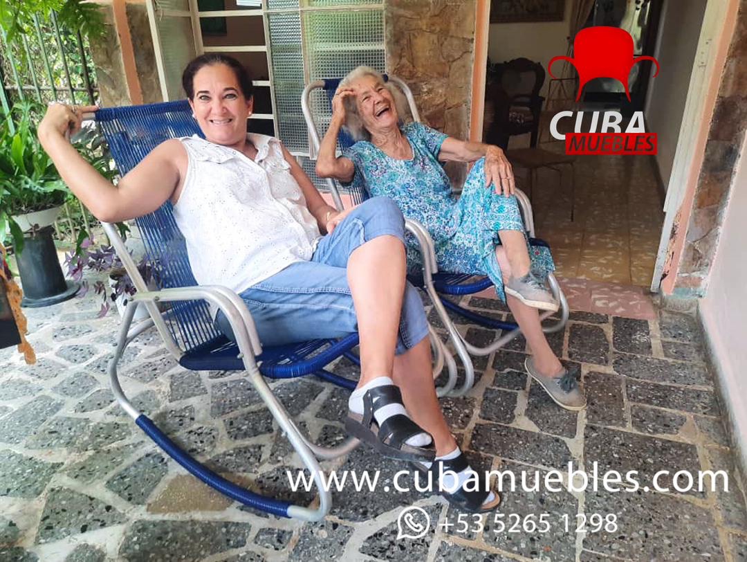 Pareja de sillones de suiza en distintos colores, rojos, verdes, azules