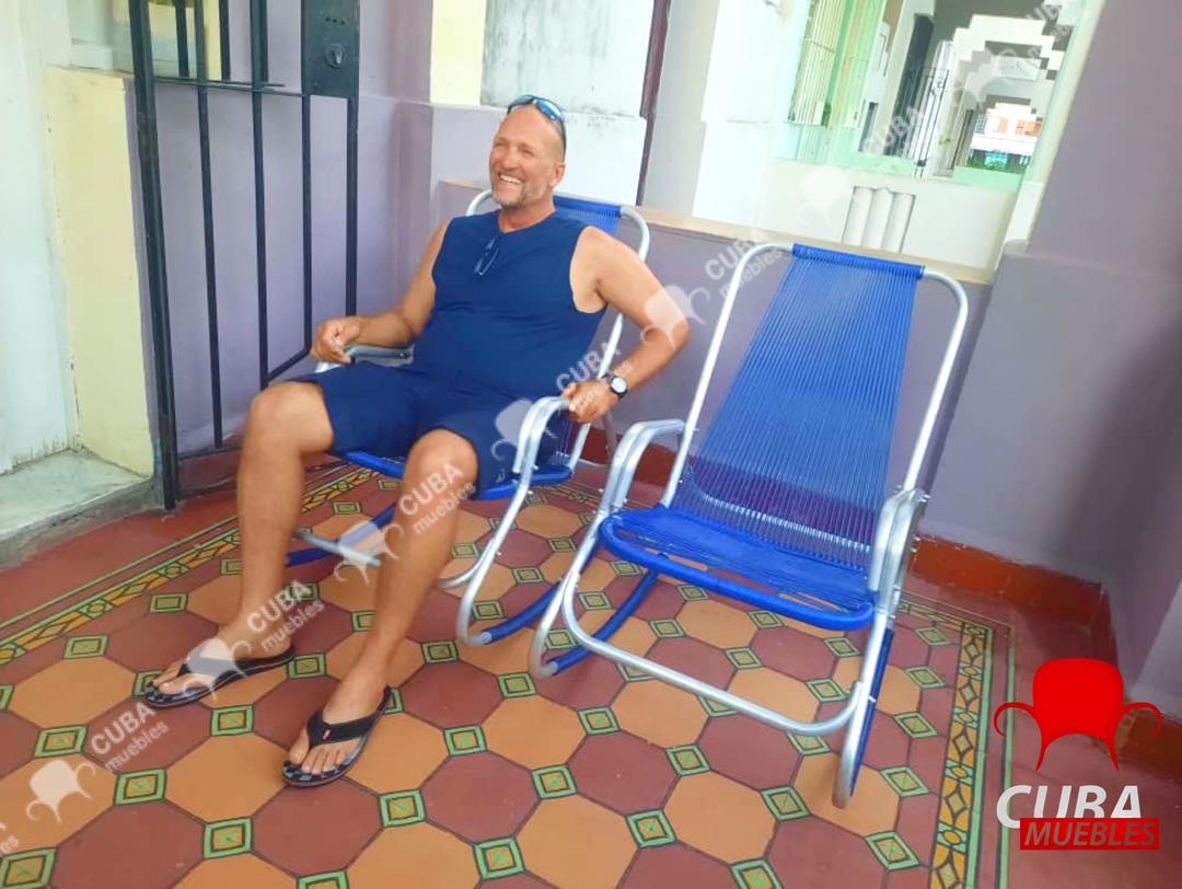 Pareja de sillones de suiza en distintos colores, rojos, verdes, azules