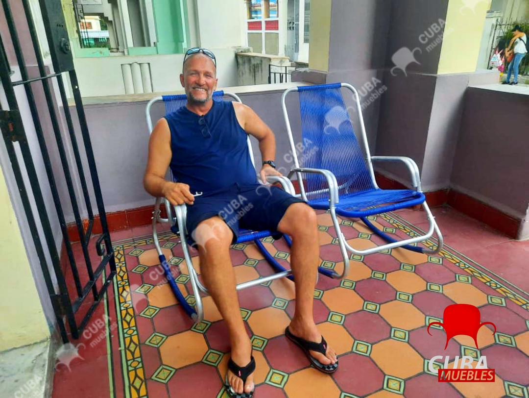 Pareja de sillones de suiza en distintos colores, rojos, verdes, azules