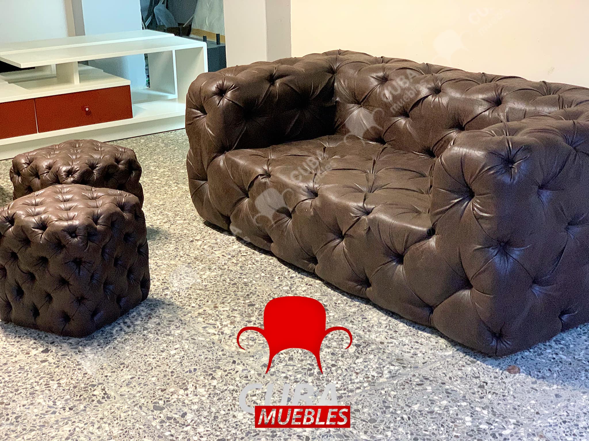 Sofa Chester Moderno Polipiel Carmelita + 2 Puff