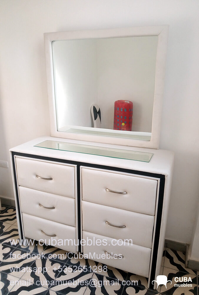 Cómoda Tapizada con Espejo