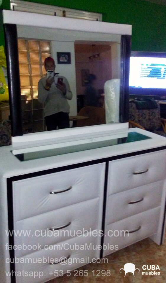 Cómoda Tapizada con Espejo