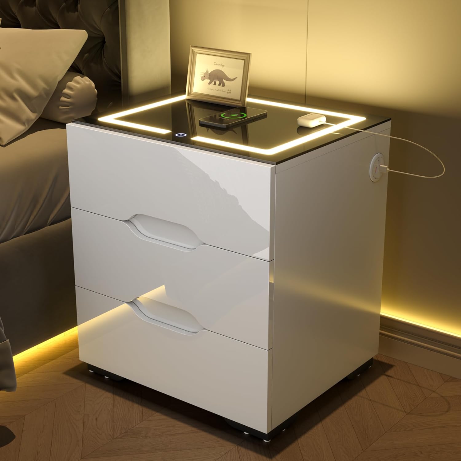 Mesita de noche inteligente blanca con estación de carga inalámbrica y luces LED ajustables, mesa auxiliar de alto brillo con 3 cajones y carga USB, organizador de mesita de noche para uso en