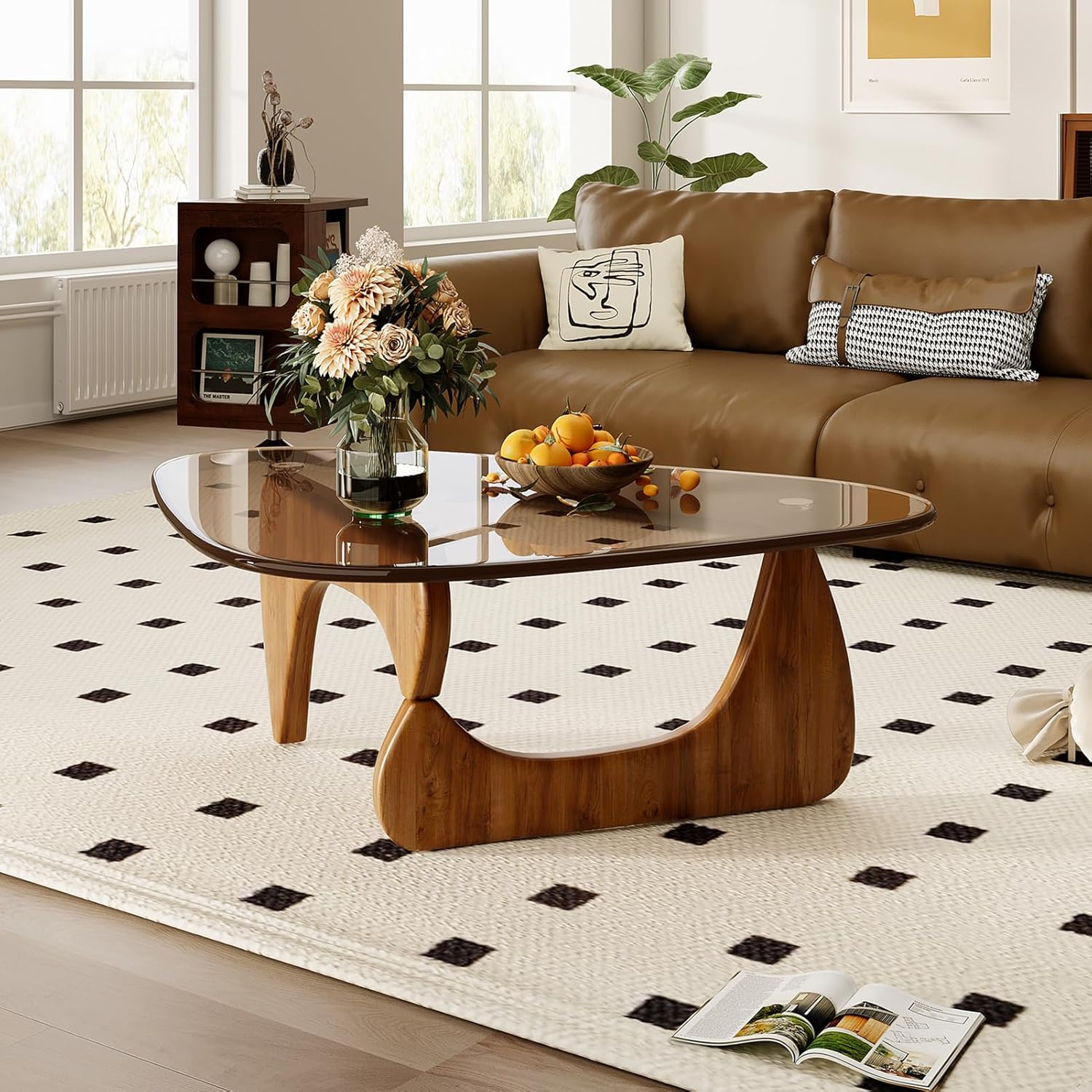 Mesa central moderna de mediados de siglo con parte superior de vidrio y madera, marrón/nogal