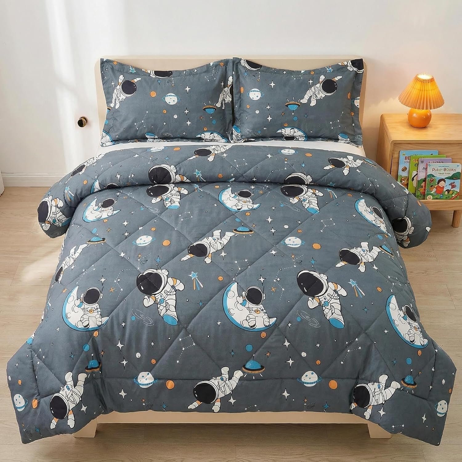 JSD Juego de edredón para niños gris de astronauta tamaño Twin, edredón de microfibra con temática espacial de 2 piezas con funda de almohada, ligero para todas las estaciones, lavable