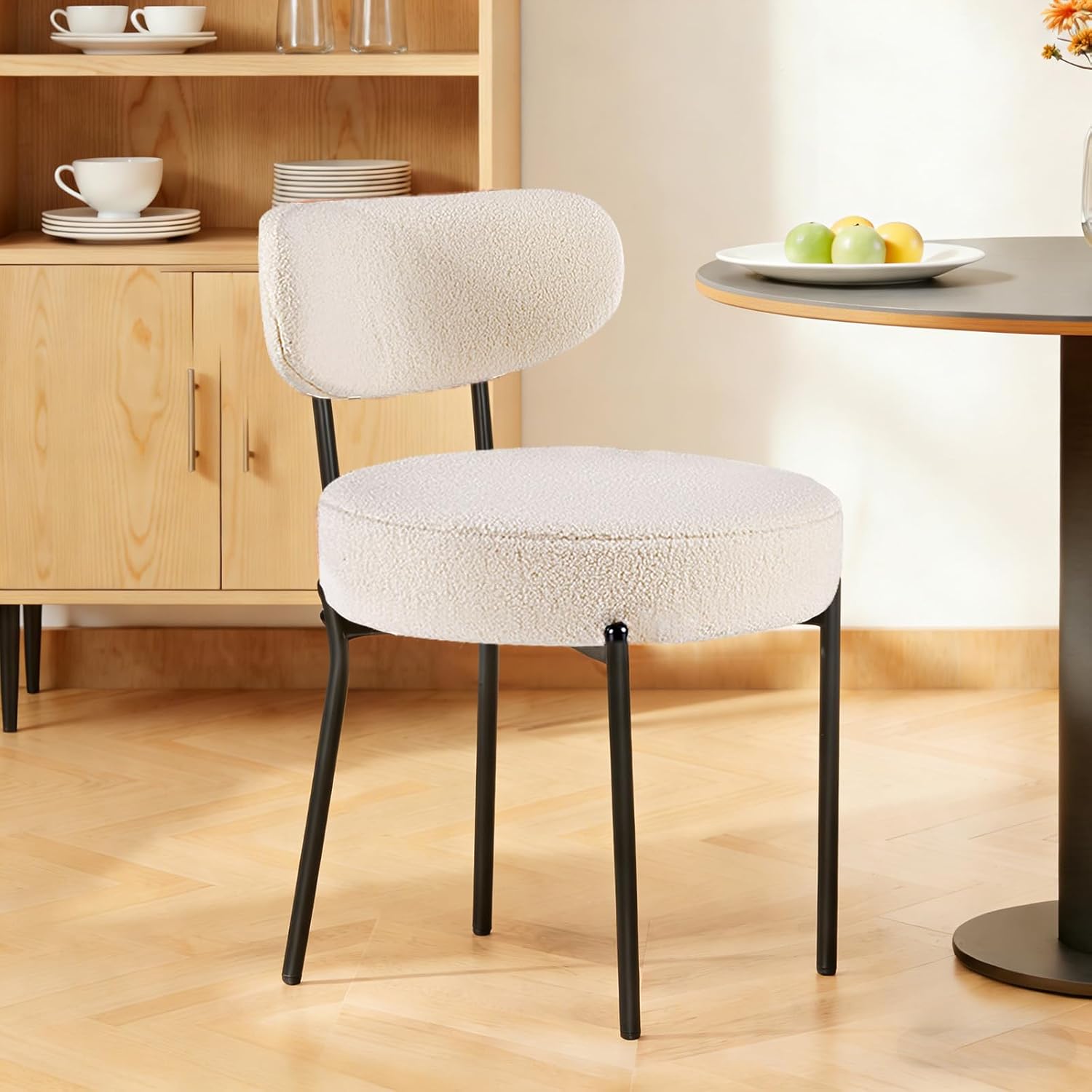 Juego de 4 sillas de comedor, sillas modernas de mediados de siglo, respaldo curvado tapizado, sillas de cocina, sala de estar con patas de metal negro, beige claro