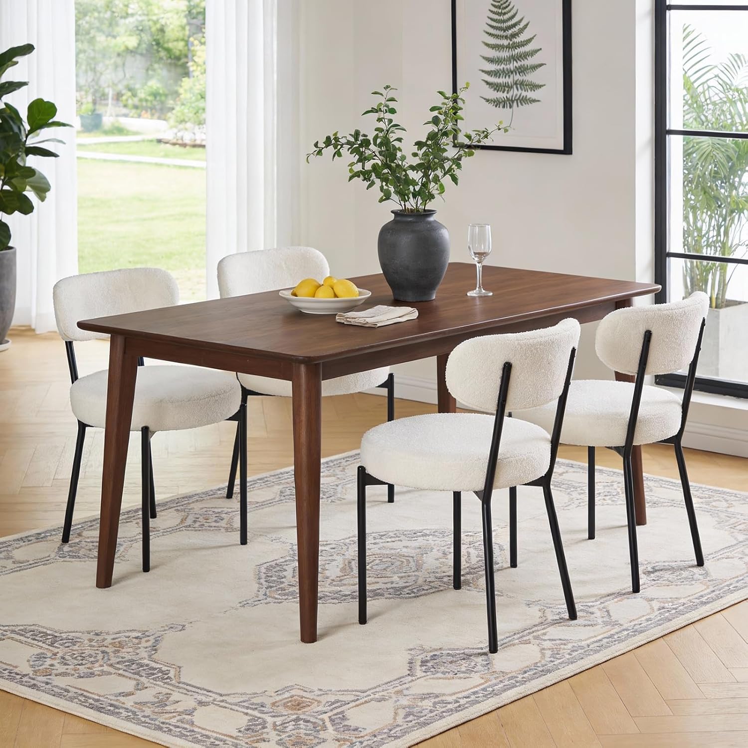 Juego de 4 sillas de comedor, sillas modernas de mediados de siglo, respaldo curvado tapizado, sillas de cocina, sala de estar con patas de metal negro, beige claro