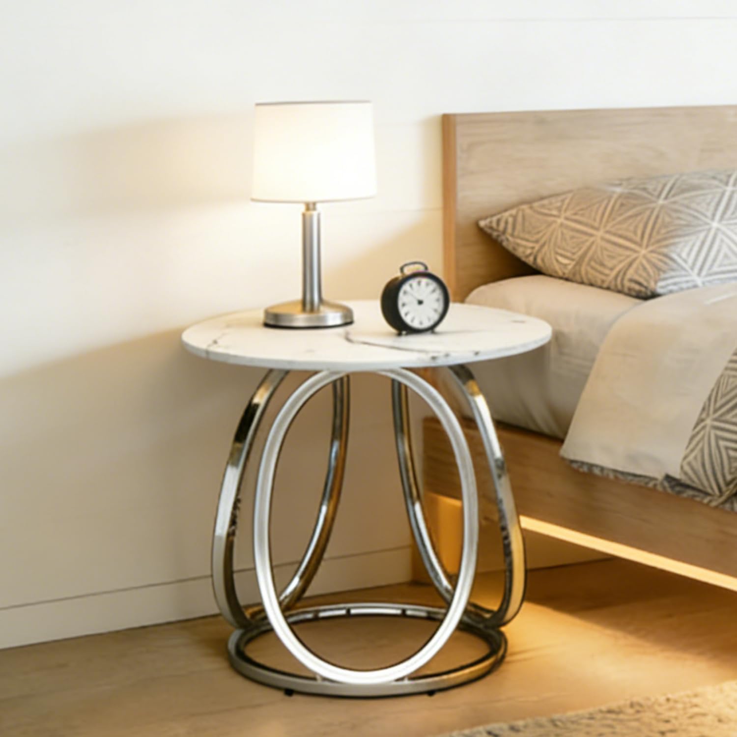 O&K FURNITURE Mesa auxiliar plateada, mesa auxiliar redonda con vetas de mármol sintético, mesita de noche moderna para dormitorio, sala de estar, oficina en casa, 1 unidad