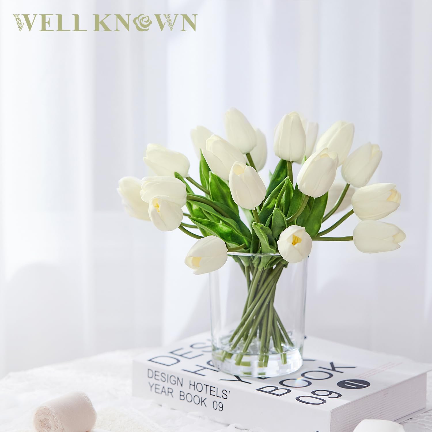 WELL KNOWN 20 piezas de tulipanes blancos artificiales en jarrón, flores falsas en jarrón de vidrio, tulipanes falsos de tacto real en jarrón con agua sintética para decoración del hogar, mesa de