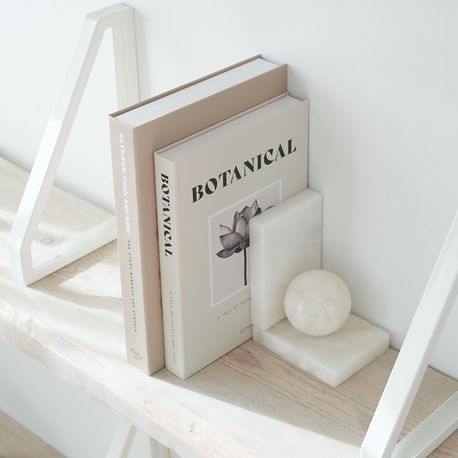 ZICOTO Hermosos Libros Decorativos – Juego de 2 cajas que mejoran la decoración de tu mesa de centro, estantería o repisa de chimenea – Libros estéticos falsos/de imitación para decoración moderna del