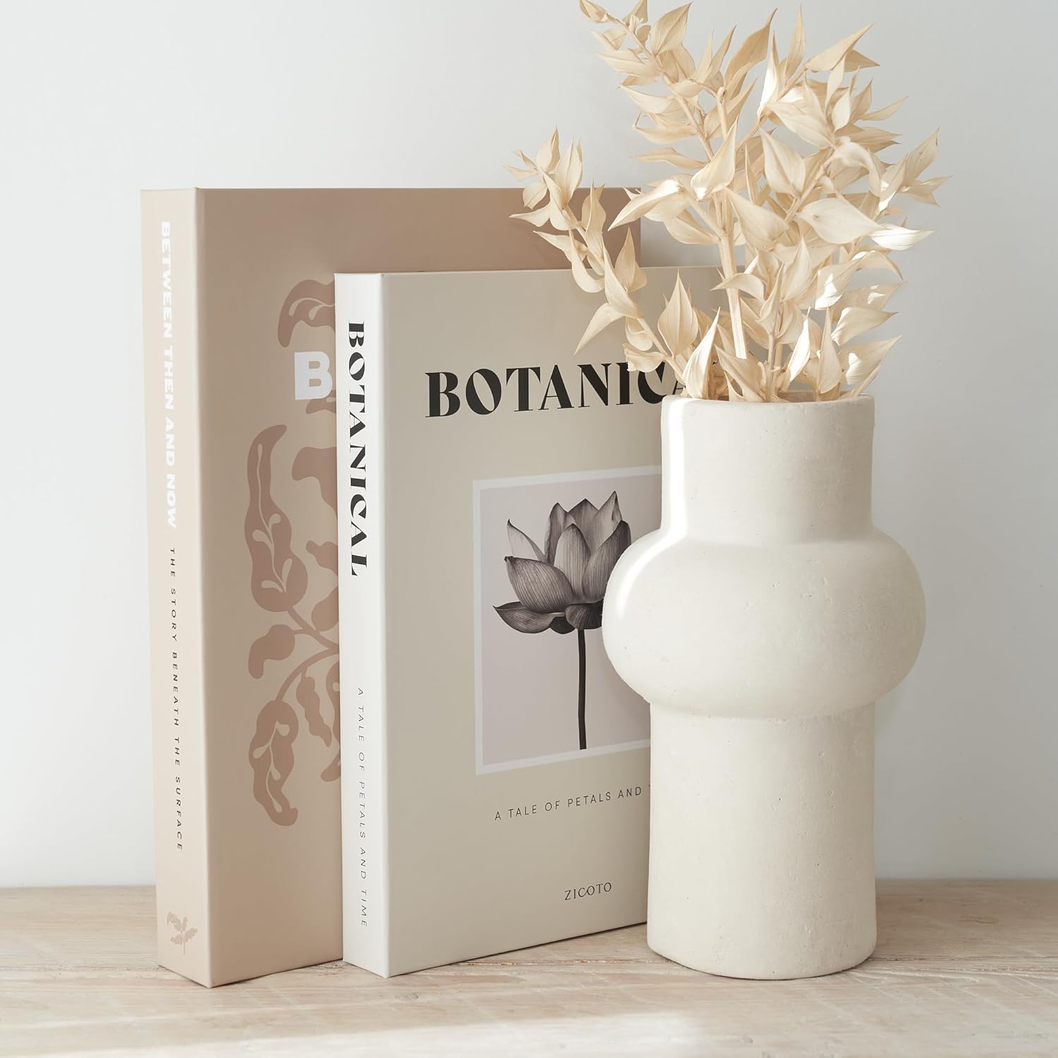 ZICOTO Hermosos Libros Decorativos – Juego de 2 cajas que mejoran la decoración de tu mesa de centro, estantería o repisa de chimenea – Libros estéticos falsos/de imitación para decoración moderna del