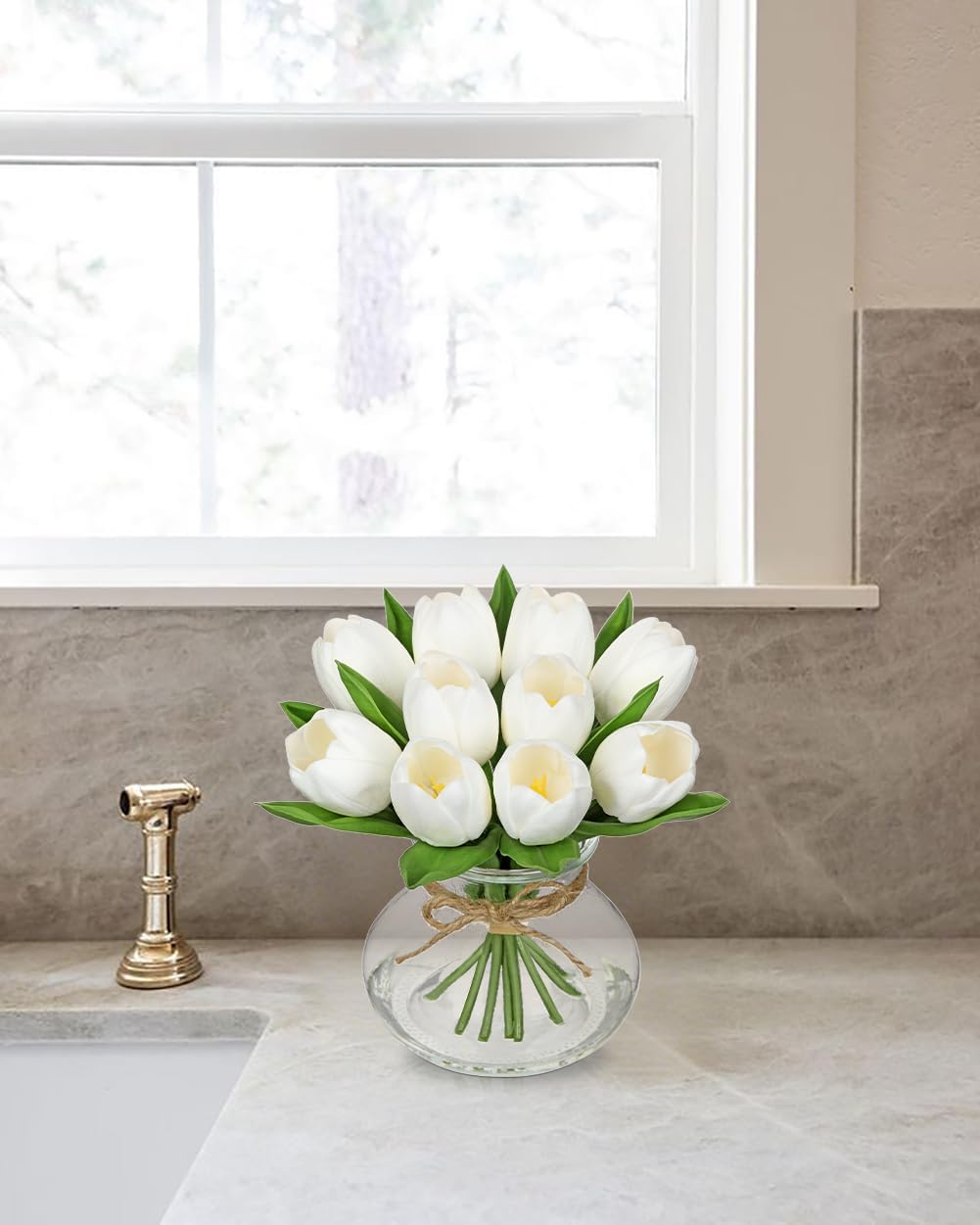 Tulipanes de flores artificiales en jarrón, centro de mesa de flores falsas blancas con jarrón de cristal con agua sintética, ramo de tulipanes sintéticos, arreglo floral para mesa, hogar, oficina, boda, Acción de Gracias