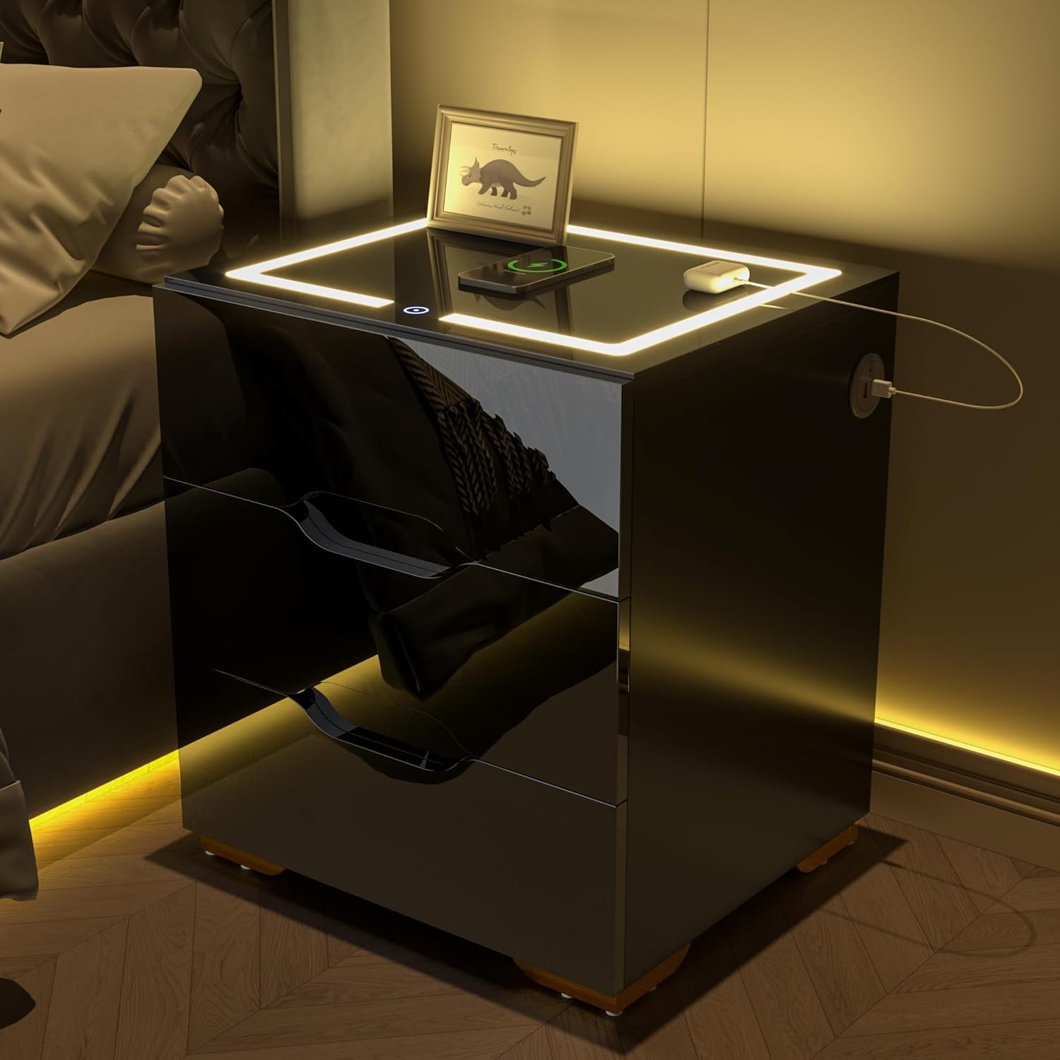 kepptory Mesita de noche inteligente negra con estación de carga inalámbrica y luces LED ajustables, mesa auxiliar de alto brillo con 3 cajones y carga USB, organizador de mesita de noche para uso en