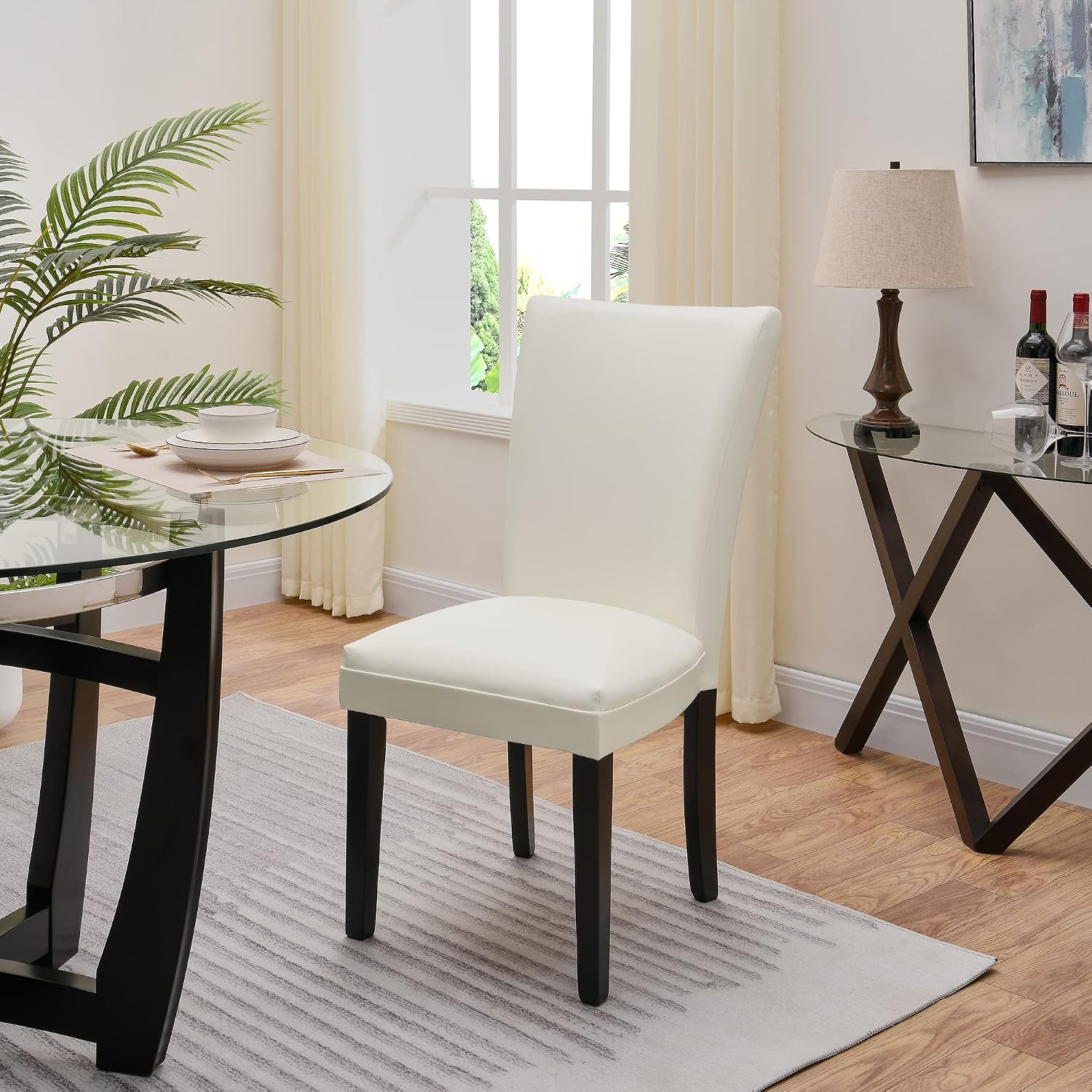 Juego de mesa de comedor de cristal para 4, mesa de 45 pulgadas de profundidad + 4 sillas de poliuretano color marfil.
