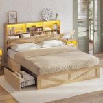 AOGLLATI Marco de cama Queen con 4 cajones de almacenamiento y estantería de 2 niveles de ratán natural con cabecera oculta, marco de cama LED bohemio tamaño Queen con estación de carga, no necesita