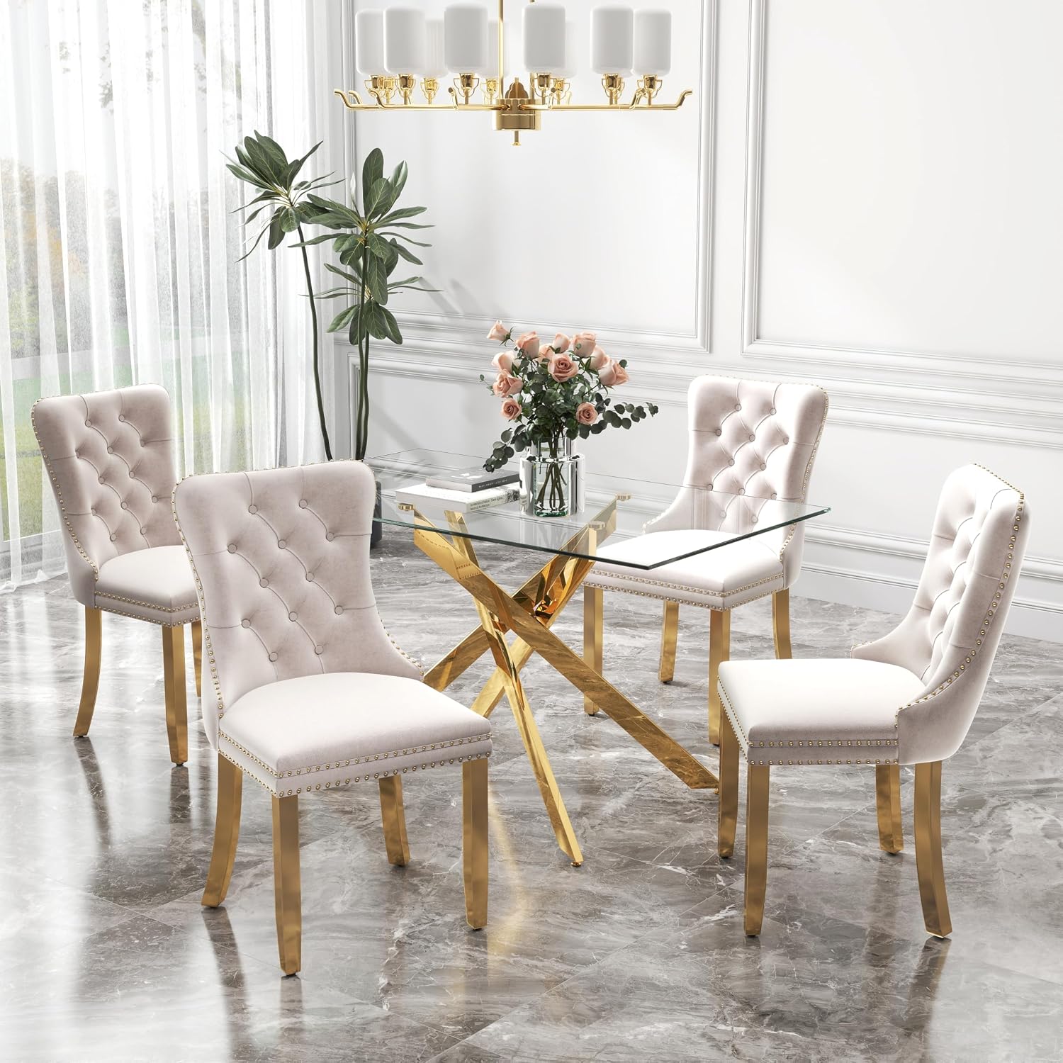 Moderno juego de comedor de cristal de lujo para 4, juego de comedor rectangular minimalista de 5 piezas, juego de mesa de cocina con parte superior de vidrio transparente con base dorada, sillas copetudas beige, para apartamentos pequeños y hogar